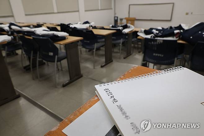 빈 강의실에 놓인 의대생들 점퍼 (익산=연합뉴스) 나보배 기자