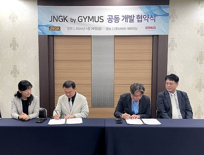 제이앤지케이 윤홍범 대표(왼쪽 두번째)와 ㈜짐어스 박동수 대표. [제이앤지케이 제공. 재판매 및 DB 금지]