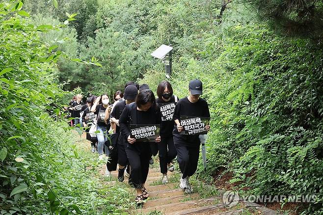 '왜 이 길을 불안한 마음으로 걸어야 하나' [연합뉴스 자료사진]