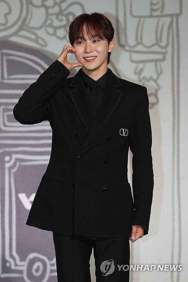 세븐틴 승관 '하트 장착' (서울=연합뉴스) 류효림 기자 = 그룹 세븐틴의 승관이 29일 서울 여의도 콘래드호텔에서 열린 베스트 앨범 '17 IS RIGHT HERE' (세븐틴 이즈 라이트 히어) 발매기념 기자간담회에서 포즈를 취하고 있다. 2024.4.29 ryousanta@yna.co.kr