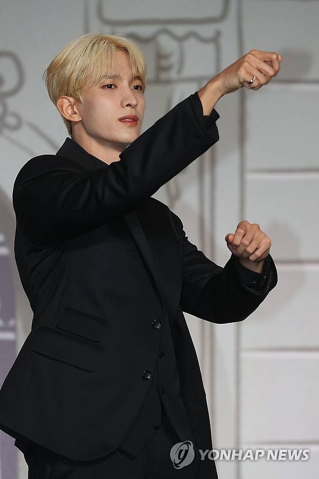 마에스트로 도겸 (서울=연합뉴스) 류효림 기자 = 그룹 세븐틴의 도겸이 29일 서울 여의도 콘래드호텔에서 열린 베스트 앨범 '17 IS RIGHT HERE' (세븐틴 이즈 라이트 히어) 발매기념 기자간담회에서 포즈를 취하고 있다. 2024.4.29 ryousanta@yna.co.kr