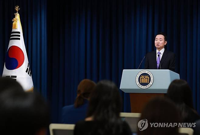 이도운 홍보수석, 영수회담 결과 브리핑 (서울=연합뉴스) 홍해인 기자 = 이도운 대통령실 홍보수석이 29일 서울 용산 대통령실 청사에서 이날 열린 윤석열 대통령과 더불어민주당 이재명 대표의 영수회담 관련 브리핑을 하고 있다. 2024.4.29 hihong@yna.co.kr