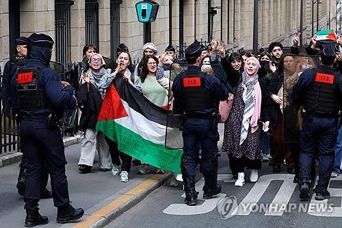 (파리 AFP=연합뉴스) 29일(현지시간) 프랑스 파리 소르본 대학 앞에서 학생들이 가자지구 휴전을 촉구하는 시위에 나섰다.