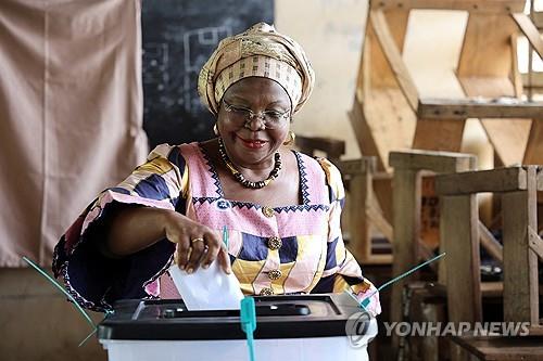 토고 총선·지방선거 투표하는 유권자 [로이터=연합뉴스]