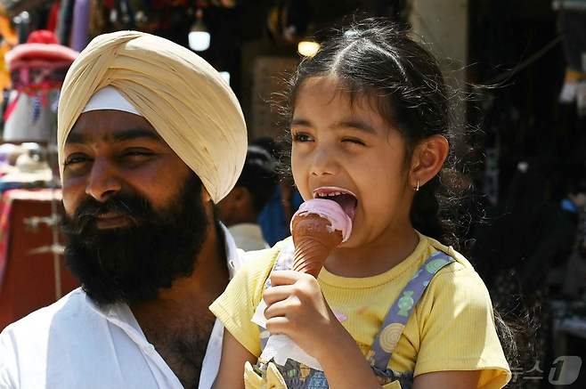 25일(현지시간) 인도 암리차르에서 한 어린이가 아이스크림을 먹고 있다. 2024.04.25 ⓒ AFP=뉴스1 ⓒ News1 정지윤 기자