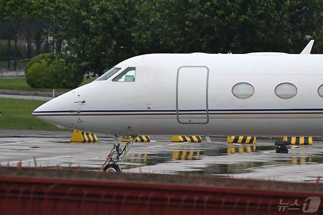 29일 일론 머스크 테슬라 CEO가 타고 온 전용기가 중국 베이징의 공항에 세워져 있다. 2024. 04.30 ⓒ AFP=뉴스1 ⓒ News1 우동명 기자