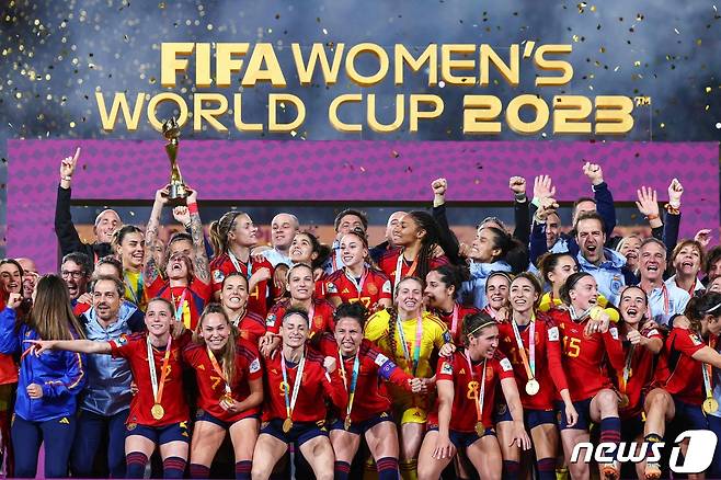 스페인 여자 축구 대표 선수들이 20일 (현지시간) 호주 시드니 스타디움에서 열린 2023 FIFA 호주·뉴질랜드 여자 월드컵 결승전에서 잉글랜드를 꺾고 첫 우승에 환호를 하고 있다. 2023.8.21 ⓒ AFP=뉴스1 ⓒ News1 우동명 기자