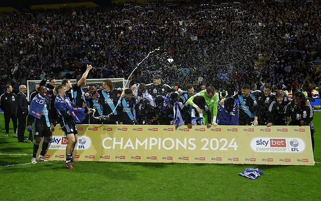 '동화'는 계속된다. 레스터시티가 잉글랜드 프리미어리그(EPL)로 돌아온다. 레스터시티는 30일(한국시각) 영국 프레스턴 딥데일에서 열린 프레스턴과의 2023~2024시즌 잉글랜드 챔피언십(2부리그) 45라운드 원정 경기에서 3대0 완승을 거뒀다. 31승4무10패. 승점 97이 된 레스터시티는 남은 경기에 상관없이 2위 리즈 유나이티드(승점 90)을 제치고 우승을 확정지었다. 챔피언십 우승에 성공한 레스터시티는 다음 시즌 EPL로 복귀한다. 챔피언십은 1, 2위팀이 자동 승격하고, 3~6위팀이 플레이오프를 통해 승격을 결정한다. 

<저작권자(c) 연합뉴스, 무단 전재-재배포, AI 학습 및 활용 금지>