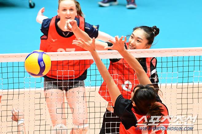 중국의 미들블로커 장위가 30일 아시아쿼터 트라이아웃 이틀째 연습경기에서 스파이크를 날리고 있다. 사진제공=KOVO