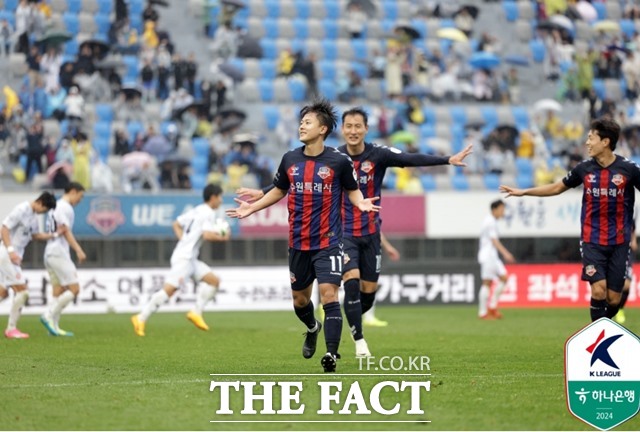 수원 FC의 '해결사' 이승우가 올 시즌 출전 7경기 가운데 5경기를 후반 교체 멤버로 나서 3골 2도움을 기록하며 팀의 연승을 이끌고 있다./K리그