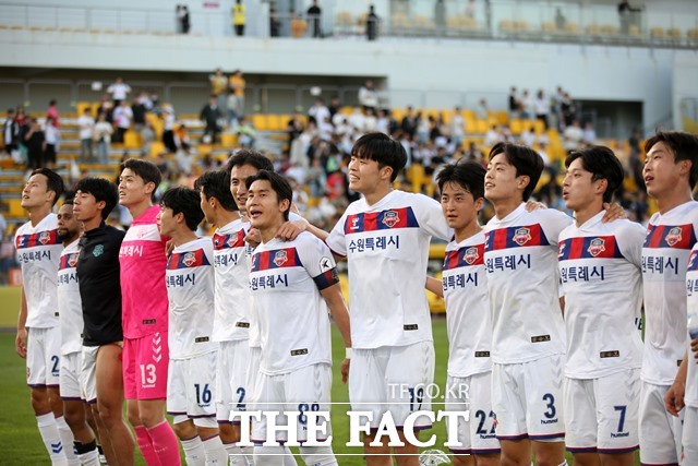 최근 2경기 연속 선제골을 내주고도 후반 역전에 성공한 수원 FC 선수들./K리그