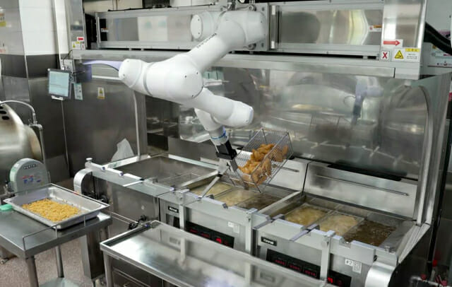 두산로보틱스 협동로봇이 단체급식 튀김작업을 수행하고 있다. (사진=두산로보틱스)