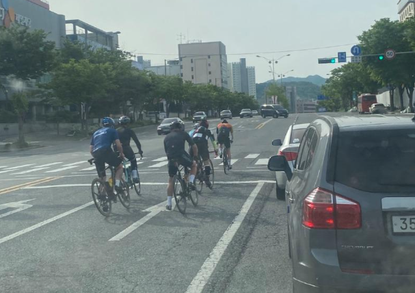 1차선에서 달리고 있는 자전거 동호회 회원들. [사진=온라인 커뮤니티 갈무리]