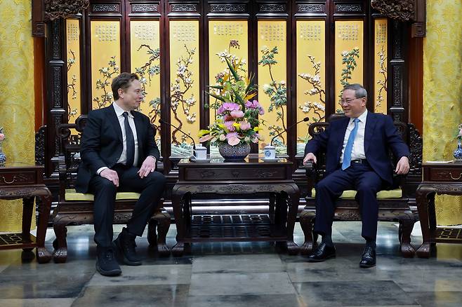 머스크와 리창 총리 28일 중국 베이징에서 일론 머스크 테슬라 CEO(왼쪽)가 리창 국무원 총리와 면담하고 있다. 머스크는 자신의 소셜미디어 엑스에 리 총리와 사진을 공유하며 “우리는 상하이 초기부터 지금까지 여러 해 동안 인연을 이어오고 있다”고 썼다./AP 연합뉴스
