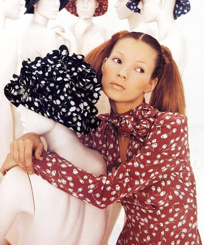 90년대 케이트 모스의 걸 코어 룩은 지금 그대로 입어도 될만큼 근사하다. 꽃 코사르주 장식의 플로랄 프린트 드레스로 소녀 감성을 표현했다. 케이트 모스 인스타그램.