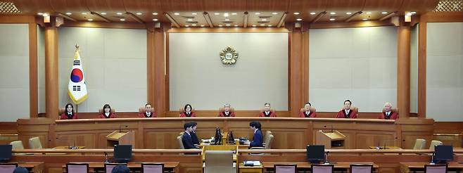 이종석 헌법재판소장을 비롯한 헌법재판관들이 지난 4월 25일 서울 종로구 헌법재판소 대심판정에서 선고를 하고 있다. /뉴스1