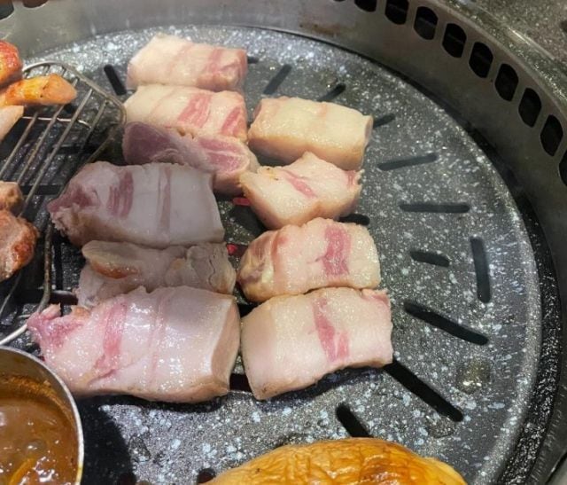 한 네티즌이 제주 유명 맛집에서 '비계 삼겹살'을 판매했다며 공개한 사진./온라인 커뮤니티 '보배드림'