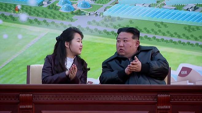 김정은 북한 국무위원장이 지난달 15일 딸 주애와 강동종합온실 준공 및 조업식에 참석했다고 조선중앙TV가 지난달 16일 보도했다. ⓒ조선중앙통신