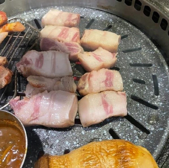 제주도의 한 유명 고깃집에서 '비계 삼겹살'을 판매했다며 한 네티즌이 공개한 사진. [인터넷 커뮤니티 '보배드림' 캡처]
