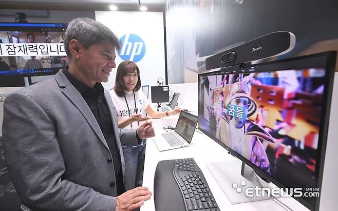HP가 워크스테이션, 게이밍, 소비자용 등 자사 PC 전반에 AI를 접목한 AI PC 포트폴리오를 30일 서울 여의도 콘래드호텔에서 공개했다. 샤미르 샤 HP 아시아PS 총괄(부사장)이 AI PC 신제품을 살펴보고 있다. 박지호기자 jihopress@etnews.com
