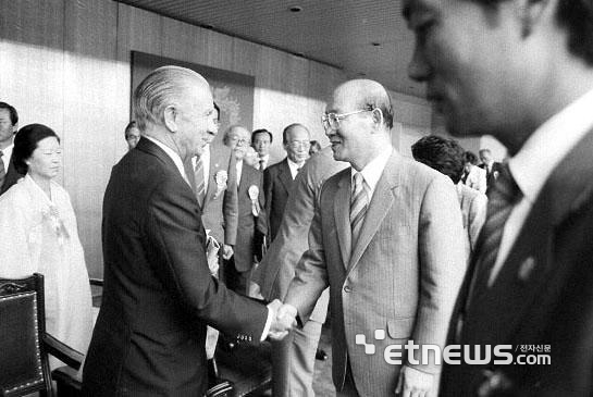 전두환 대통령이 1986년 9월 20일 열린 제10회 아시안게임 개막식에서 사마란치 IOC위원장과 악수를 하고 있다. 국가기록원 제공