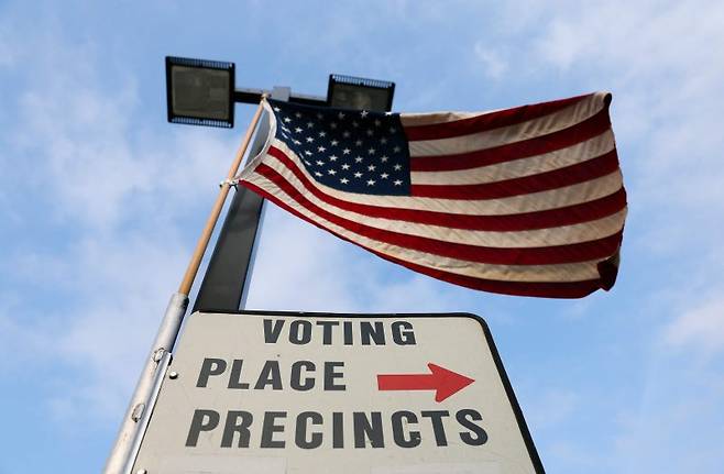 미국 미시간주 디어본에 위치한 한 고등학교 투표소 밖에 투표 표지판이 보인다. AFP연합뉴스