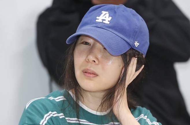 그룹 뉴진스의 소속사 어도어 민희진 대표가 지난 25일 서울 서초구 한국컨퍼런스센터에서 하이브 경영권 탈취 시도와 관련한 배임 의혹에 긴급기자회견을 열었다. 민 대표가 많은 플래시 세례에 고개를 돌리고 있다. /사진=뉴스1