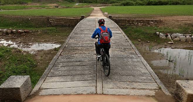 강매석교 상판에 잘 다듬어진 교판석이 두 줄로 놓여 있다.