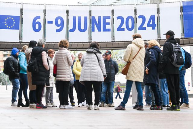 오는 6월 6~9일 열리는 유럽연합(EU) 의회 선거를 알리는 글자가 부착된 벨기에 브뤼셀 유럽의회 건물 앞으로 27일 사람들이 모여있다. 브뤼셀=EPA 연합뉴스