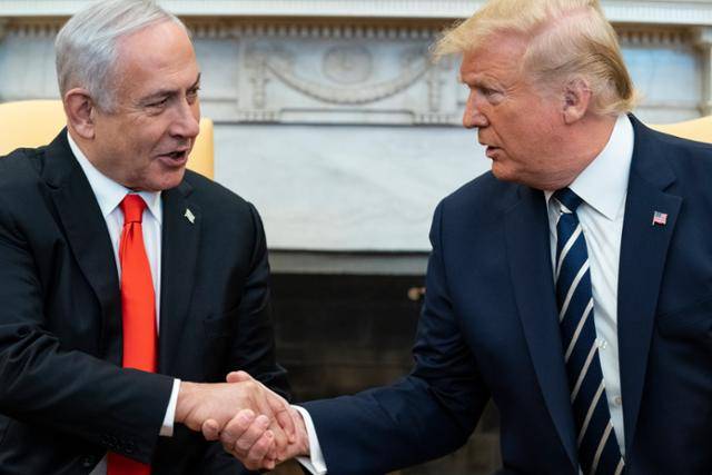 도널드 트럼프(오른쪽) 전 미국 대통령이 2020년 1월 27일 백악관 집무실에서 베냐민 네타냐후 이스라엘 총리와 만나 회담 전 악수하고 있다. 트럼프 전 대통령은 재임 시절 예루살렘에 대한 이스라엘의 일방적 관할권을 인정하지 않는 국제사회의 반대에도 2017년 예루살렘을 이스라엘의 수도로 인정하는 등 친이스라엘 행보를 걸어왔다. 급기야 이스라엘의 극우 성향 이타마르 벤그비르 국가안보장관은 4일 트럼프 전 미국 대통령의 재집권이 이스라엘에 더 낫다고 주장하기까지 했다. 워싱턴=AP, 뉴시스