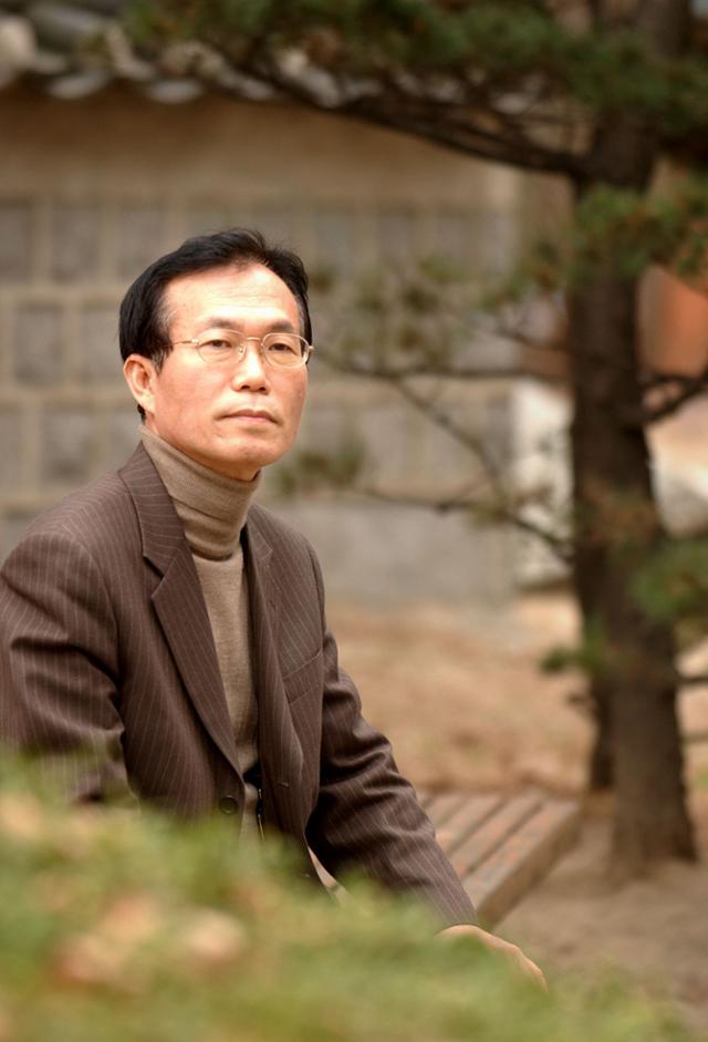 2003년의 조성기 작가. 한국일보 자료사진