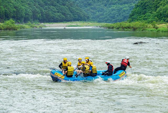 여행객들이 평창 어름치마을에서 동강 래프팅을 즐기고 있다. 한국관광공사 제공