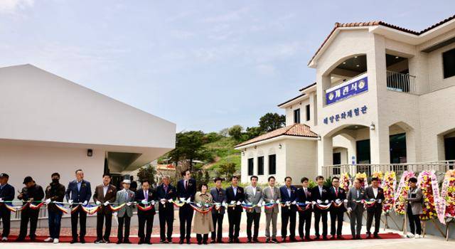 30일 보령시 고대도에 문을 연 해양문화체험관 개장행사 참석자들이 기념 테이프를 자르고 있다. 보령시 제공