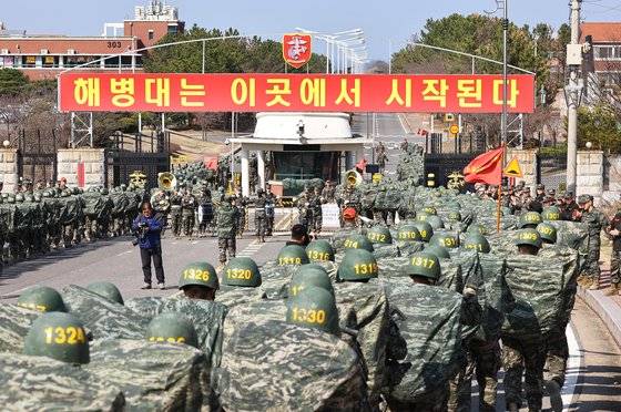 천자봉 정기를 받은 이들은 빨간 명찰을 달고 3월 29일 자대에 배치됐다. 김종호 기자