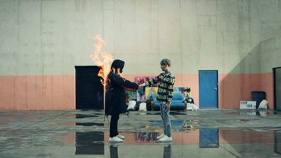 BTS 뮤직비디오 '불타오르네'의 핑크 플로이드 오마주 장면. 사진 하이브, 뮤직비디오 캡처