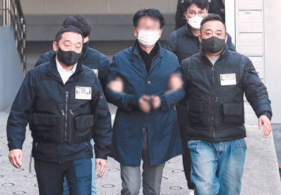 이재명 더불어민주당 대표를 흉기로 습격한 피의자 김모씨가 지난 1월 4일 오후 부산 연제구 연제경찰서에서 구속 전 피의자 심문(영장실질심사)에 출석하기 위해 부산지방법원으로 이송되고 있다. 뉴스1