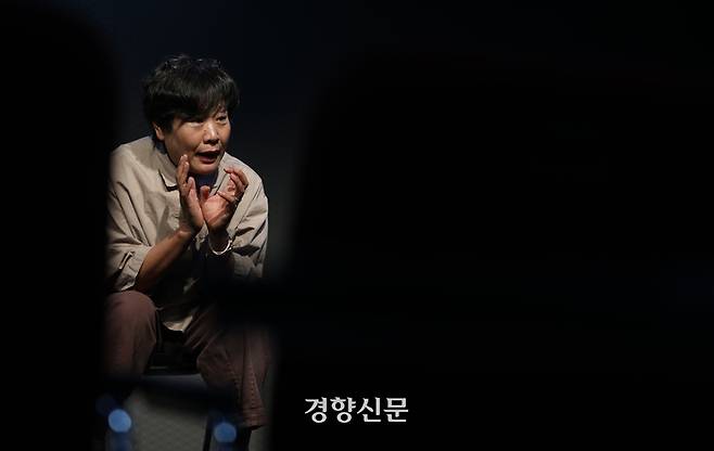 5인 미만 사업장에서 일해 온 여성 노동자 이수영씨(57)가 지난 3월19일 서울 종로구 전태일기념관에서 경향신문과 인터뷰하고 있다. 김창길 기자