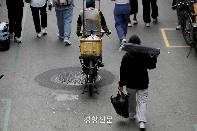 노동절을 하루 앞둔 30일 서울 동대문 평화시장에서 한 청년 노동자가 물건을 나르고 있다. 문재원 기자