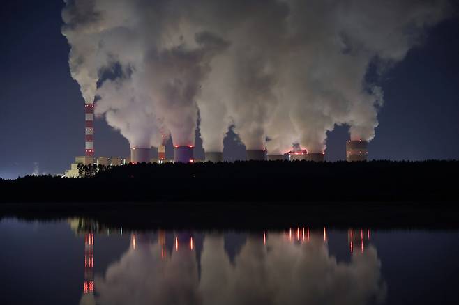 지난해 11월22일(현지시간) 폴란드의 로고비에츠에 있는 유럽 최대 석탄화력발전소인 벨차토프 발전소 굴뚝에서 엄청난 양의 연기가 뿜어져 나오고 있다. 폴란드는 에너지난 해결을 위해 차세대 한국형 원전 도입을 추진하고 있다. 로이터연합뉴스
