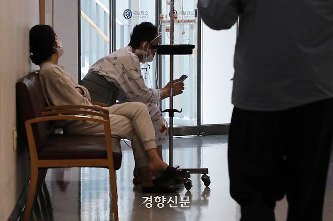 서울대 병원과 세브란스병원에서 일하는 교수들이 외래 진료와 수술을 중단한 30일 서울의 한 대학병원에서 한 환자와 보호자가 의자에 앉아 쉬고 있다. 한수빈 기자