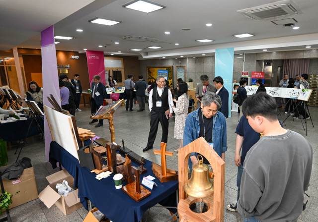 콘퍼런스 참석자들이 다양한 형태의 선교형교회 활동 사례를 살펴보는 모습. 신석현 포토그래퍼