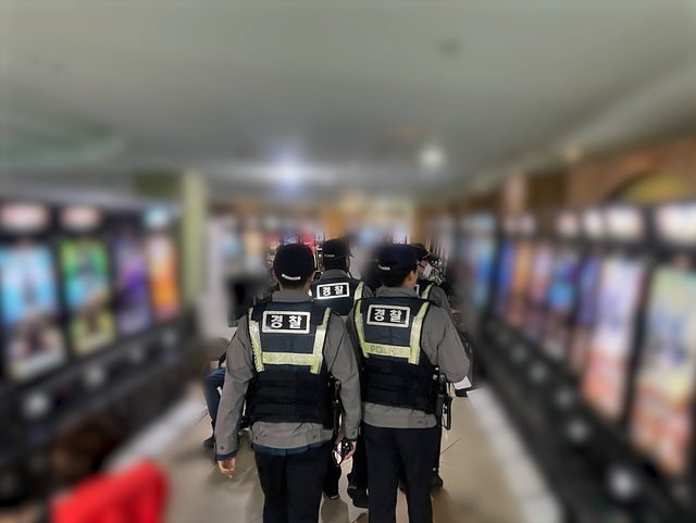 경찰이 불법 게임장을 단속하고 있다. 경기북부경찰청 제공