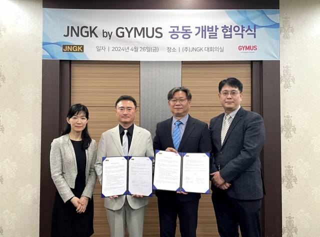 골프연습장 통합 운영 관리 시스템 ‘JNGK by GYMUS’ 공동 개발 협약식을 마친 뒤 JNGK 윤홍범 회장(왼쪽 두 번째)과 (주)짐어스 관계자가 협정서를 들고 포즈를 취하고 있다. JNGK제공