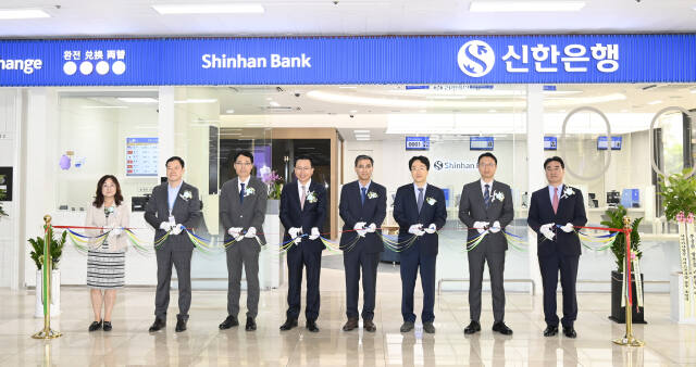 한국공항공사는 김포공항 국제선 일반대합실에 공항 이용객들이 환전 등 은행 업무를 볼 수 있는 신한은행 영업점 운영을 시작했다. 공항공사 제공