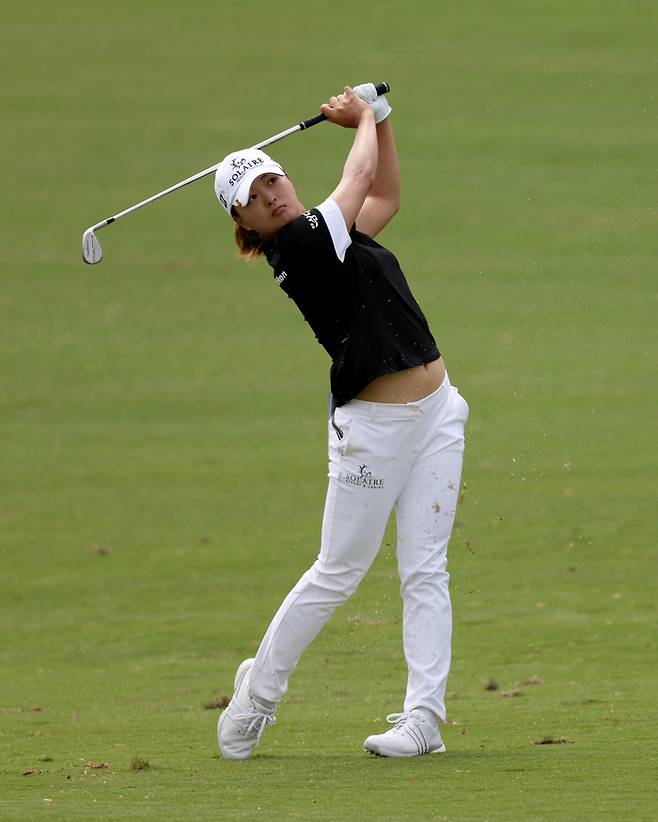 고진영이 지난달 26일 열린 LPGA 투어 JM이글 LA 챔피언십 1라운드 3번홀에서 아이언샷을 시도하고 있다. AFP연합뉴스