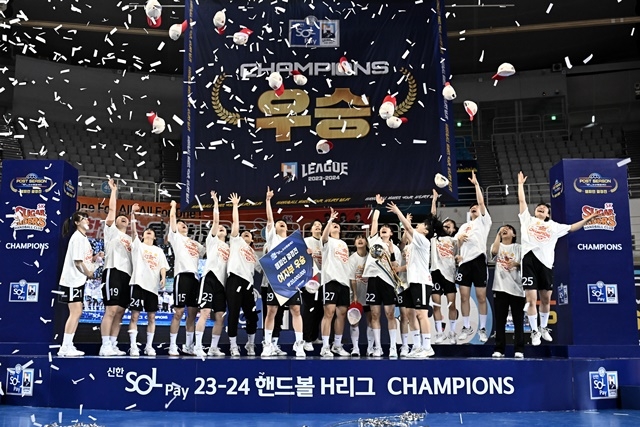 2023-2024 H리그 여자부 통합우승을 달성한 SK 선수단. 사진=한국핸드볼연맹 제공