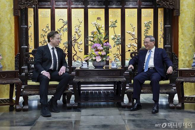리창 중국 국무원 총리(오른쪽)기 지난 28일 중국을 방문한 일론 머스크 테슬라 CEO를 만났다. /사진=AP 뉴시스