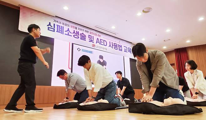 LX인터내셔널 임직원들이 30일 서울 종로구 본사에서 전문 강사의 지도에 따라 심폐소생술 실습을 하고 있다. /사진=LX인터내셔널