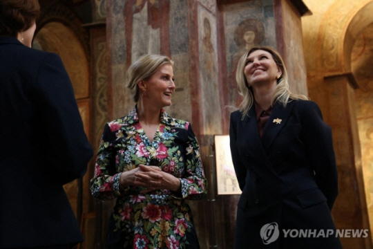 소피 영국 에든버러 공작부인(왼쪽)이 올레나 젤렌스카 우크라이나 대통령 부인과 29일 키이우 성소피아 성당을 방문하고 있다. AFP연합뉴스