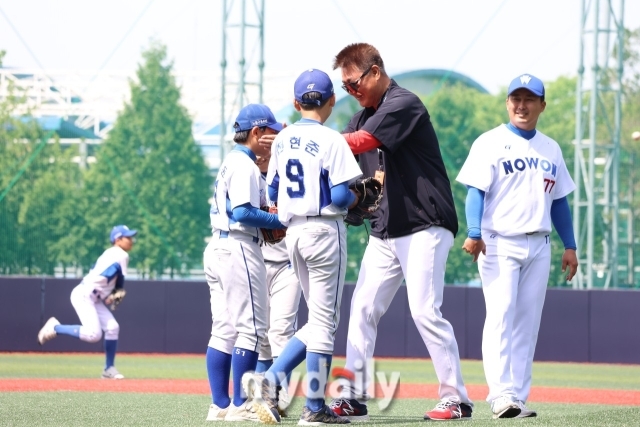 정명원(오른쪽에서 두 번째) 위원이 노원구유소년야구단 선수들에게 레슨을 하고 있다. 